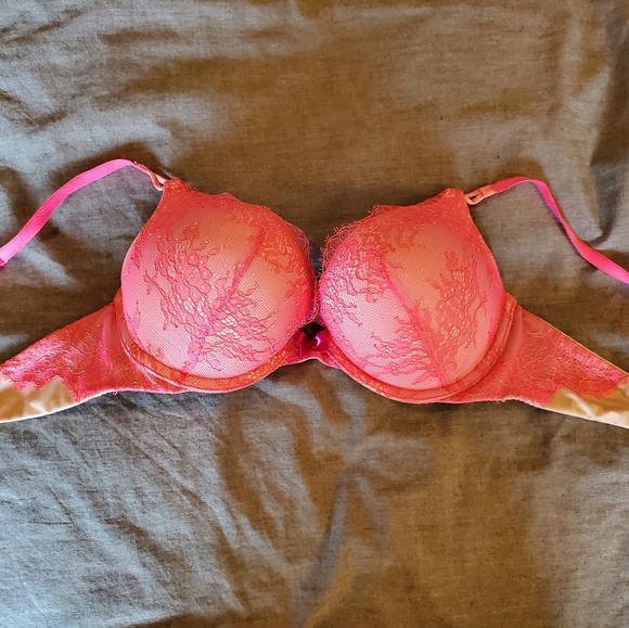 Victoria's secret Bombshell Bra - Picture 1 of 3
